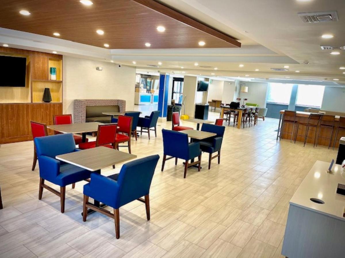 Holiday Inn Express - Fall River North Exteriér fotografie